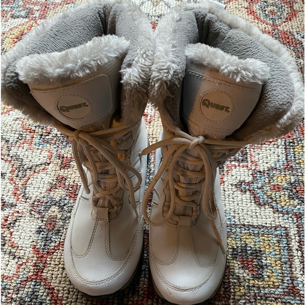 Thinsulate white snow boots. Size 8